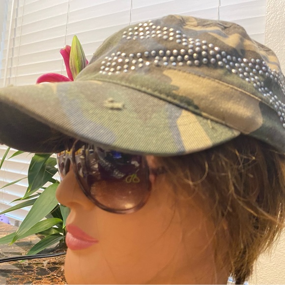 Claire Women’s Camouflage w/Studs Cap Size Smallm/Medium - Picture 2 of 10